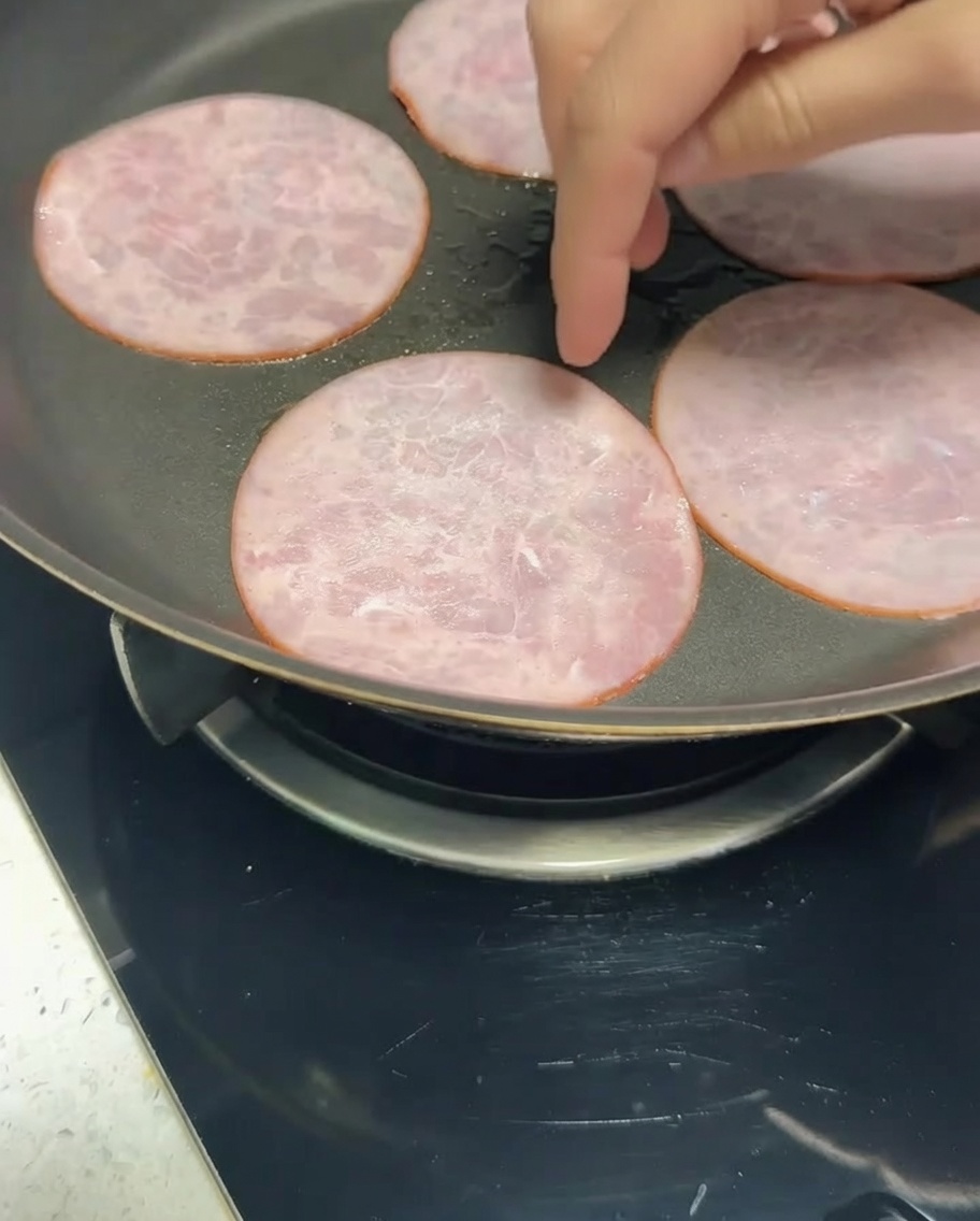 フライパンでカリカリに焼かれた減塩ベーコン。