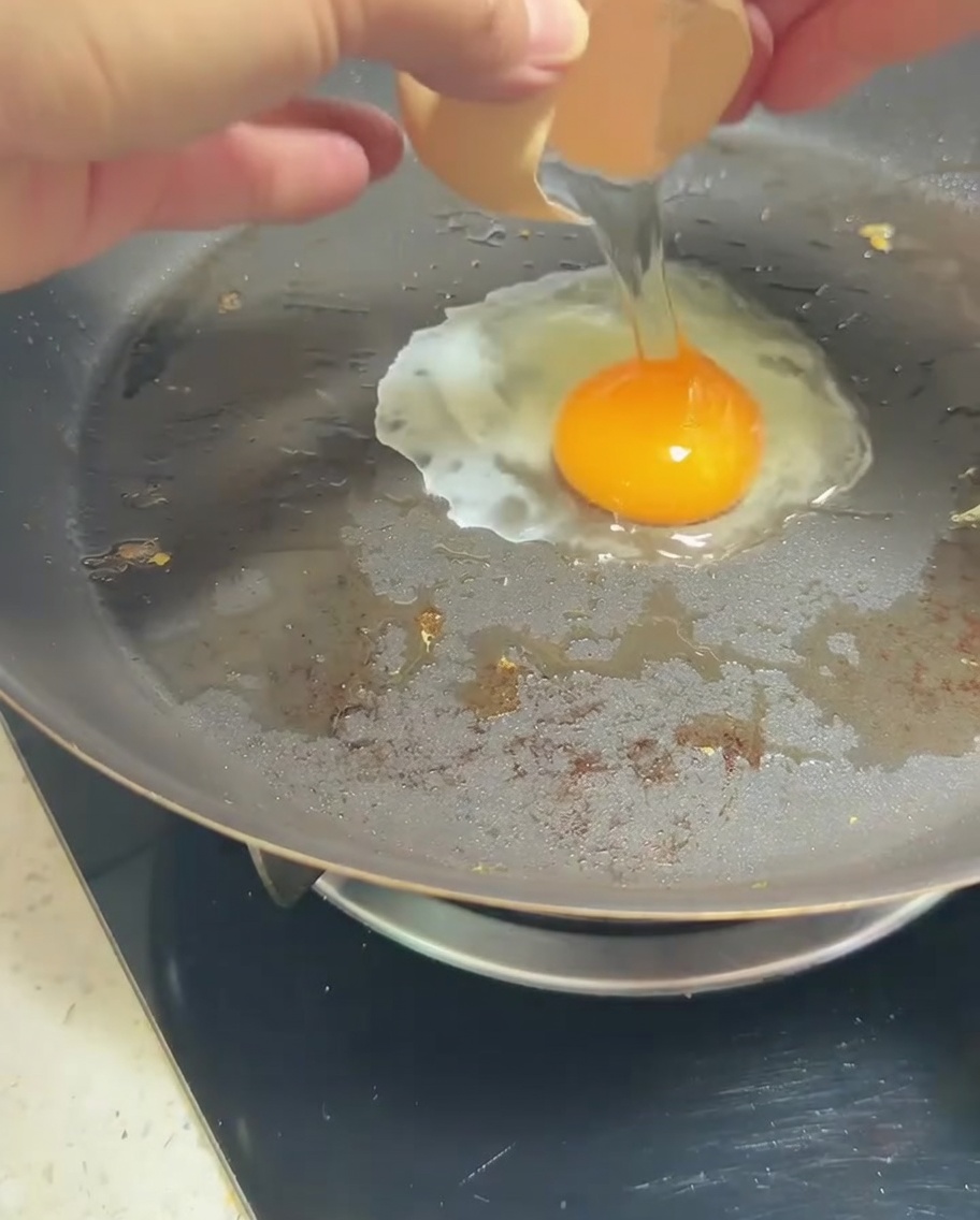 黄身が鮮やかな目玉焼き。