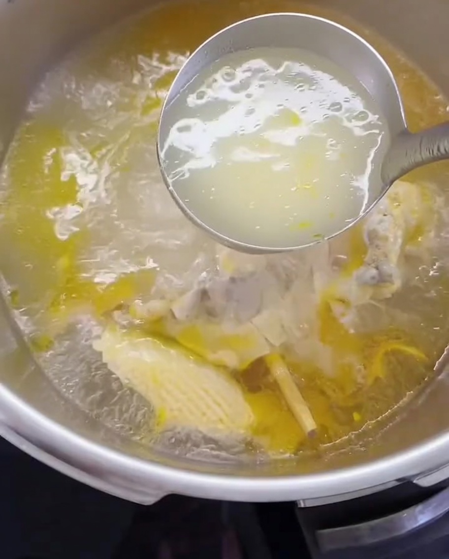 鍋に鶏だしと鶏肉を入れている様子。