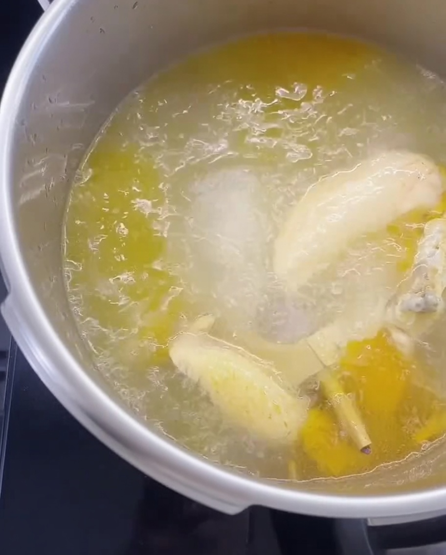 沸騰したスープの中で乾麺を茹でている様子。