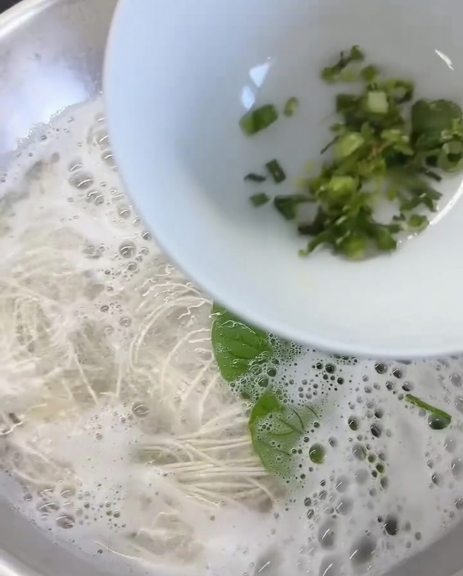 器の底にみじん切りの生姜と香菜を入れている様子。