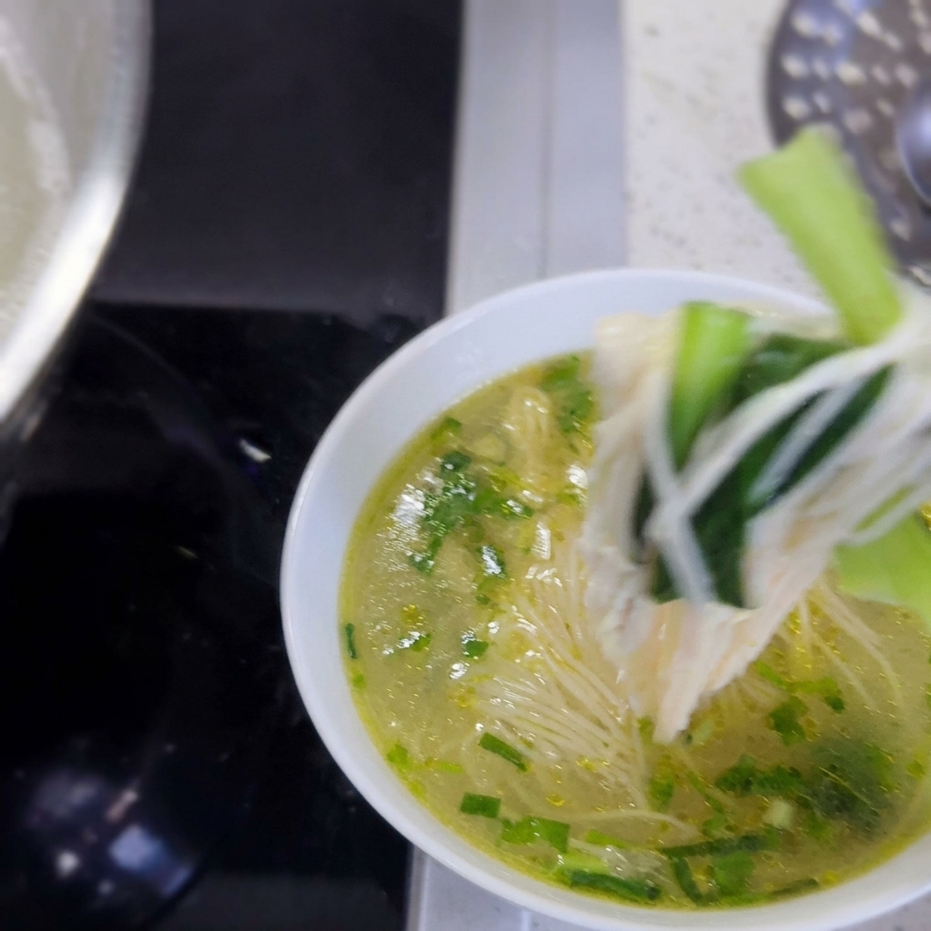 完成した鶏だしヌードル。