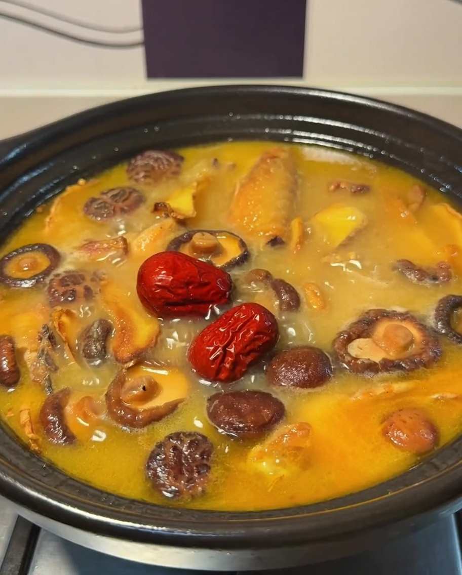 土鍋の中で、鶏肉としいたけの煮立つスープに浮かぶナツメ。