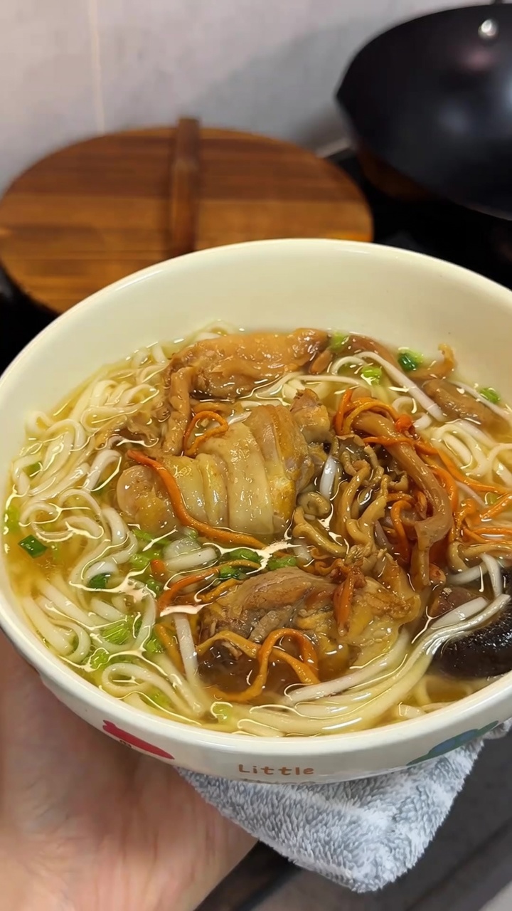 黄金スープの鶏ときのこ麺
