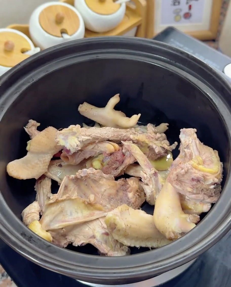 土鍋の底に鶏ガラが置かれている様子。