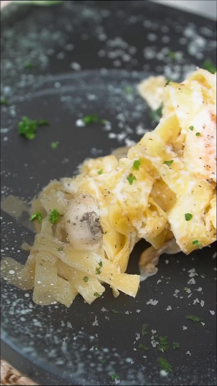 クリーミーなマッシュルームと黒トリュフのパスタ