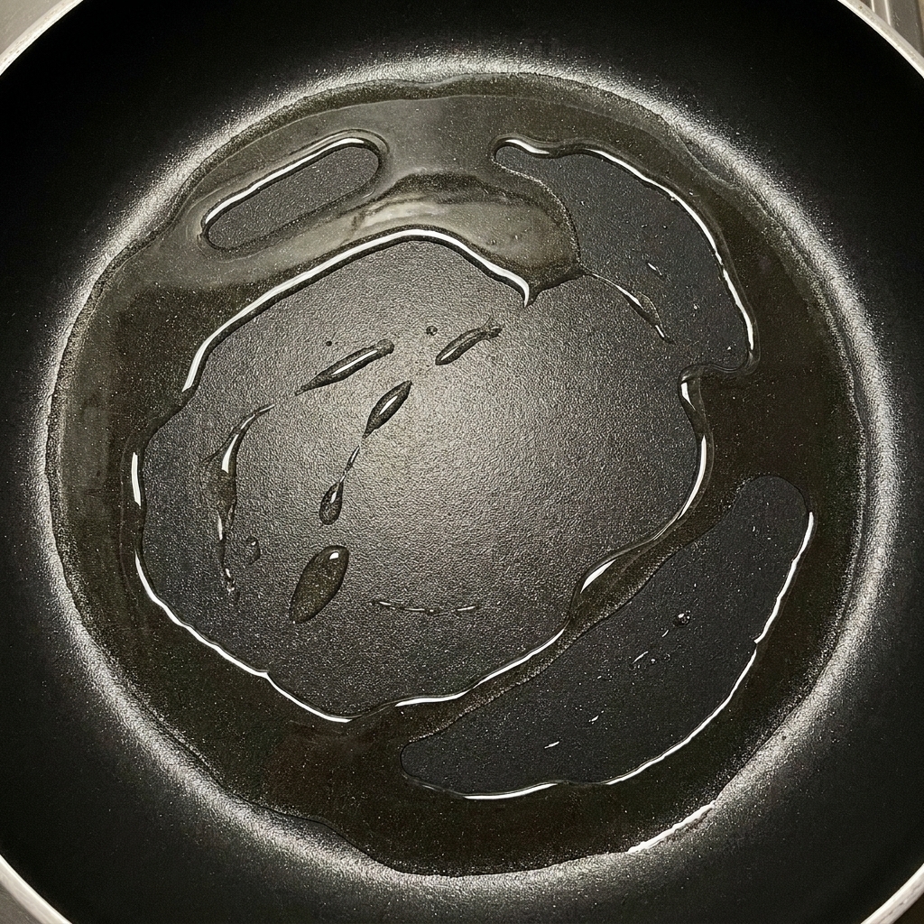 フライパンでこんがりと焼かれたベーコン