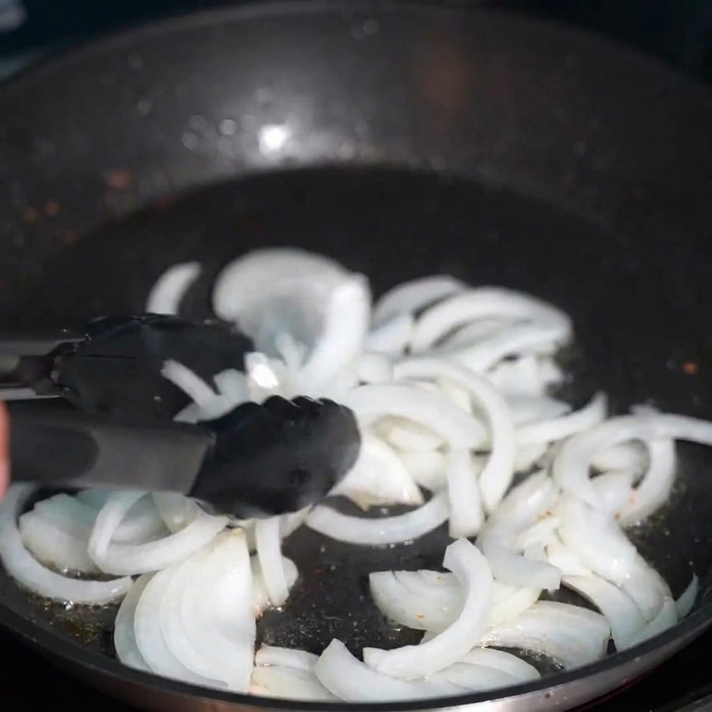 ベーコンの脂で炒められた玉ねぎ