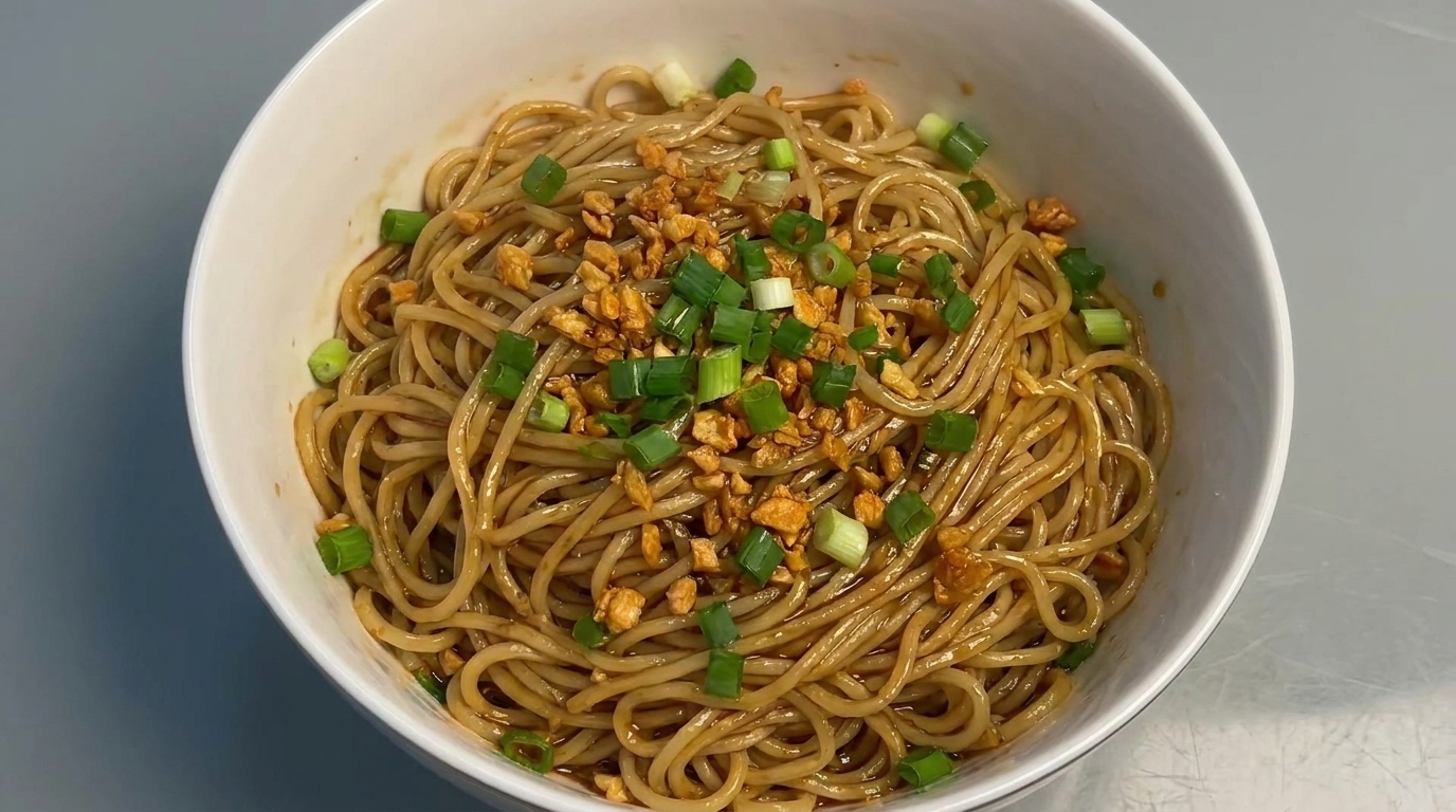 香味引き立つ、揚げニンニクの和え麺