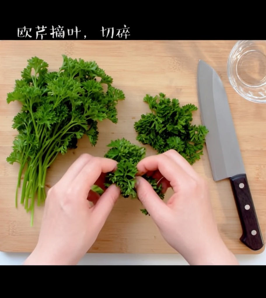 木製のまな板でみじん切りにされる新鮮な緑のパセリ。