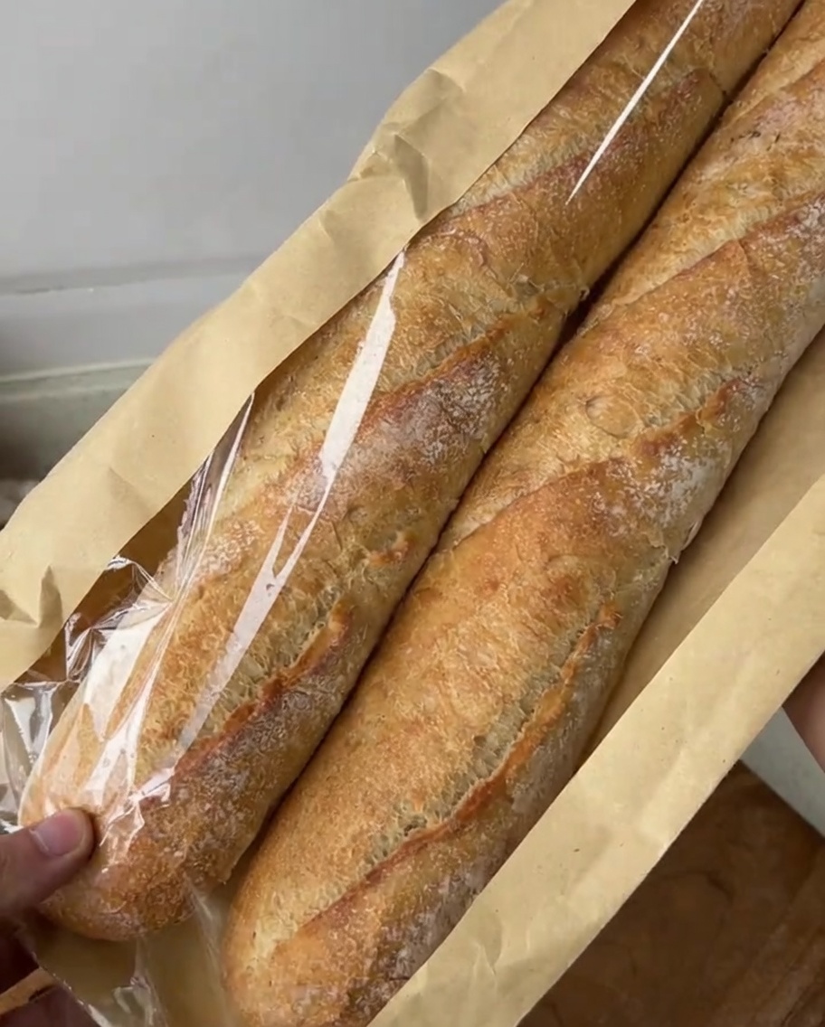 まな板の上に並べられた斜め切りのバゲット。
