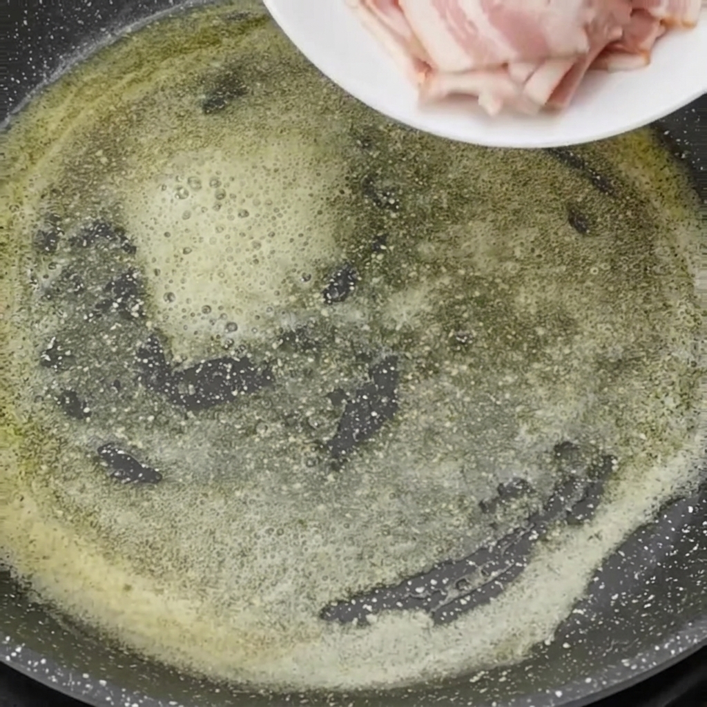 溶けたバターの中で炒められているベーコン。