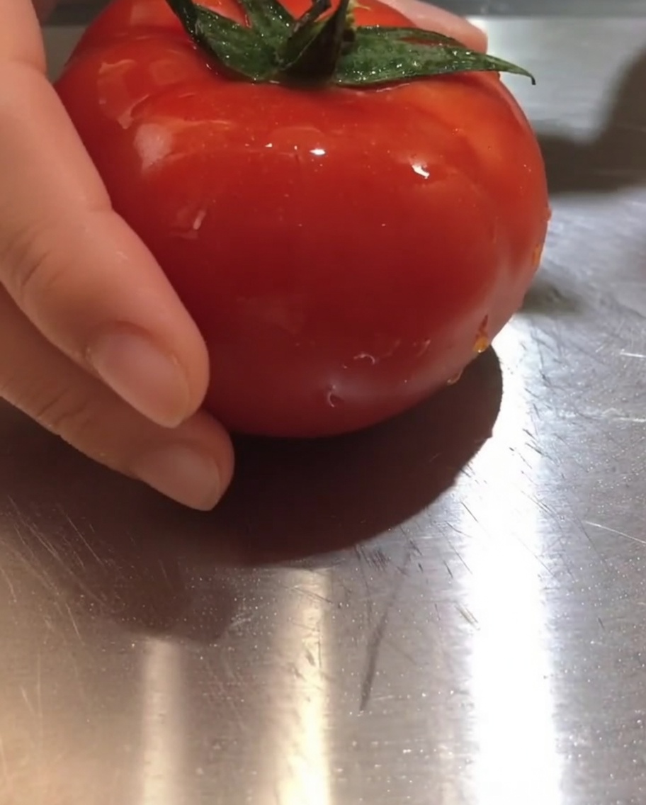 まな板の上に並べられたトマトの角切り。