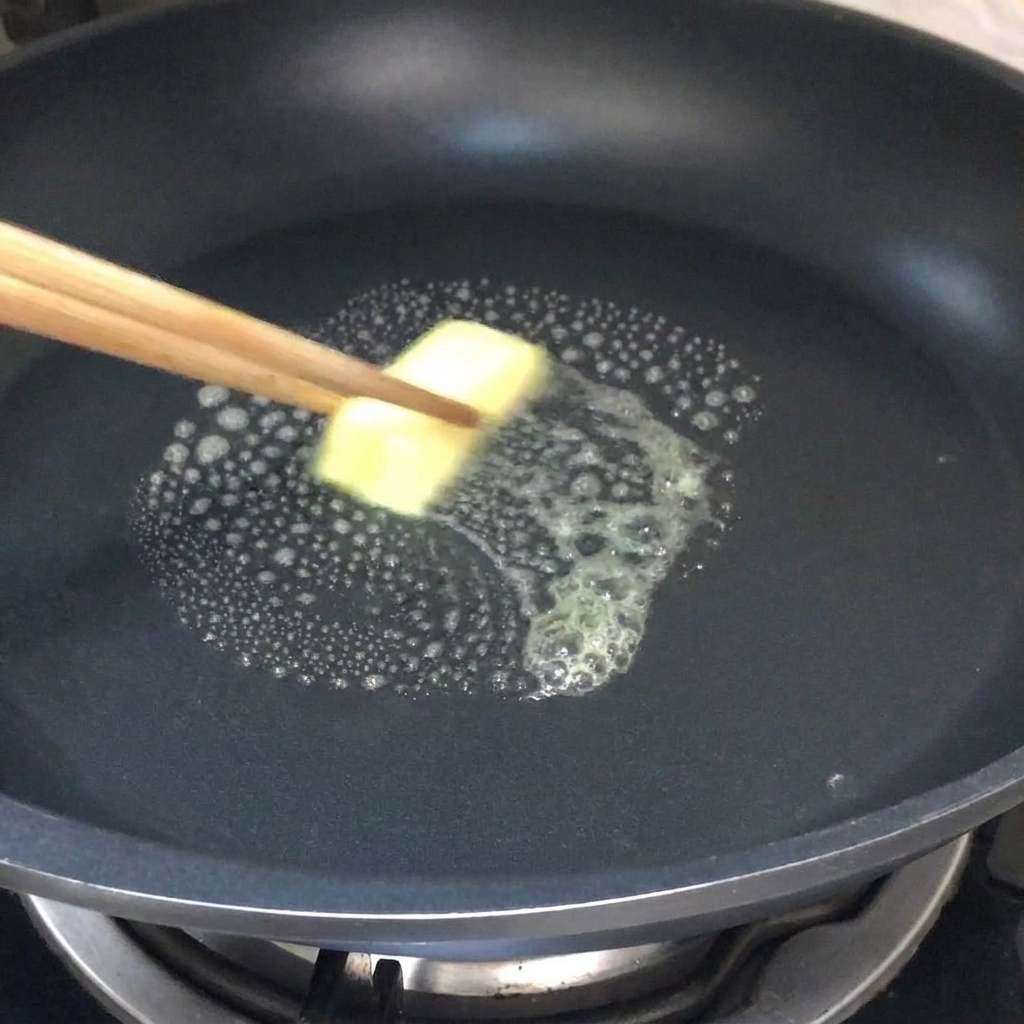 フライパンで溶けるバター。