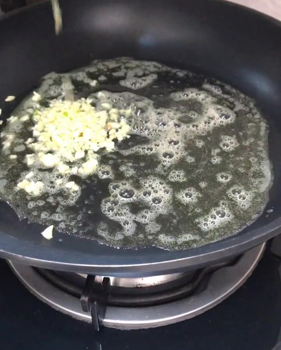 バターで炒められるニンニク。