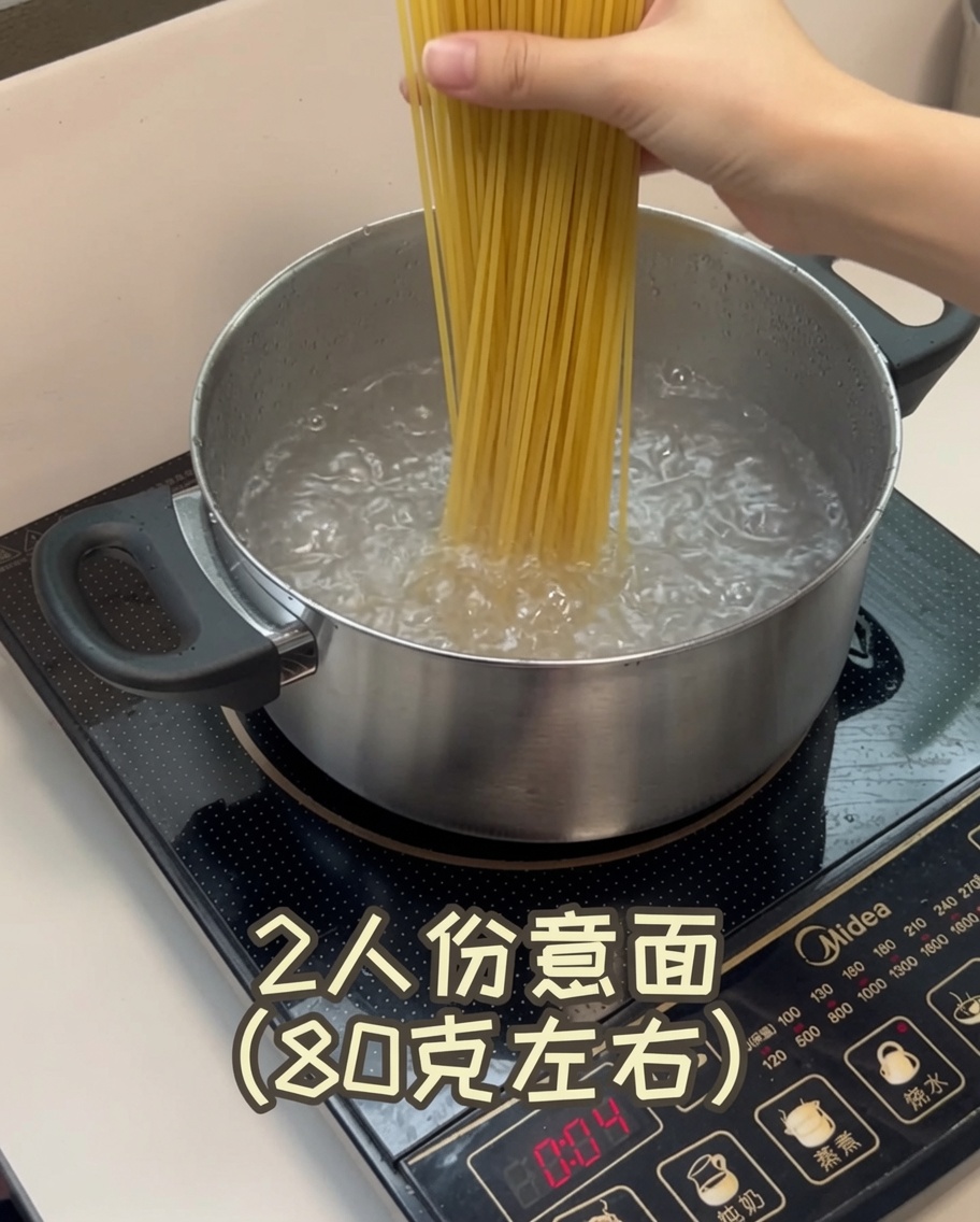 沸騰した鍋にスパゲッティを投入している様子
