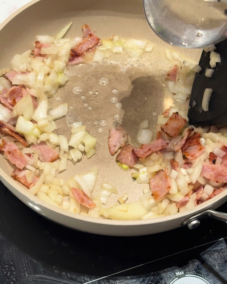 フライパンに麺を入れる様子
