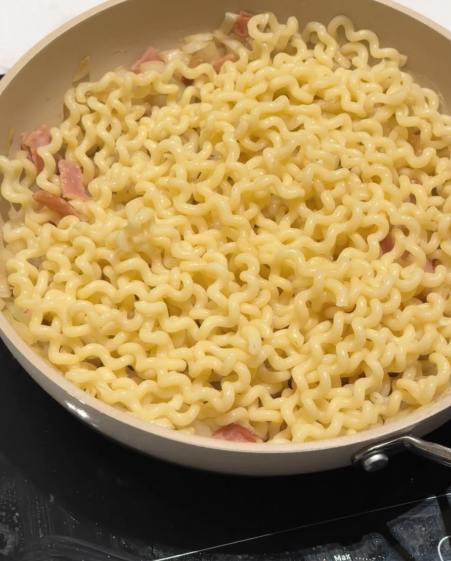 麺に牛乳を注ぐ様子