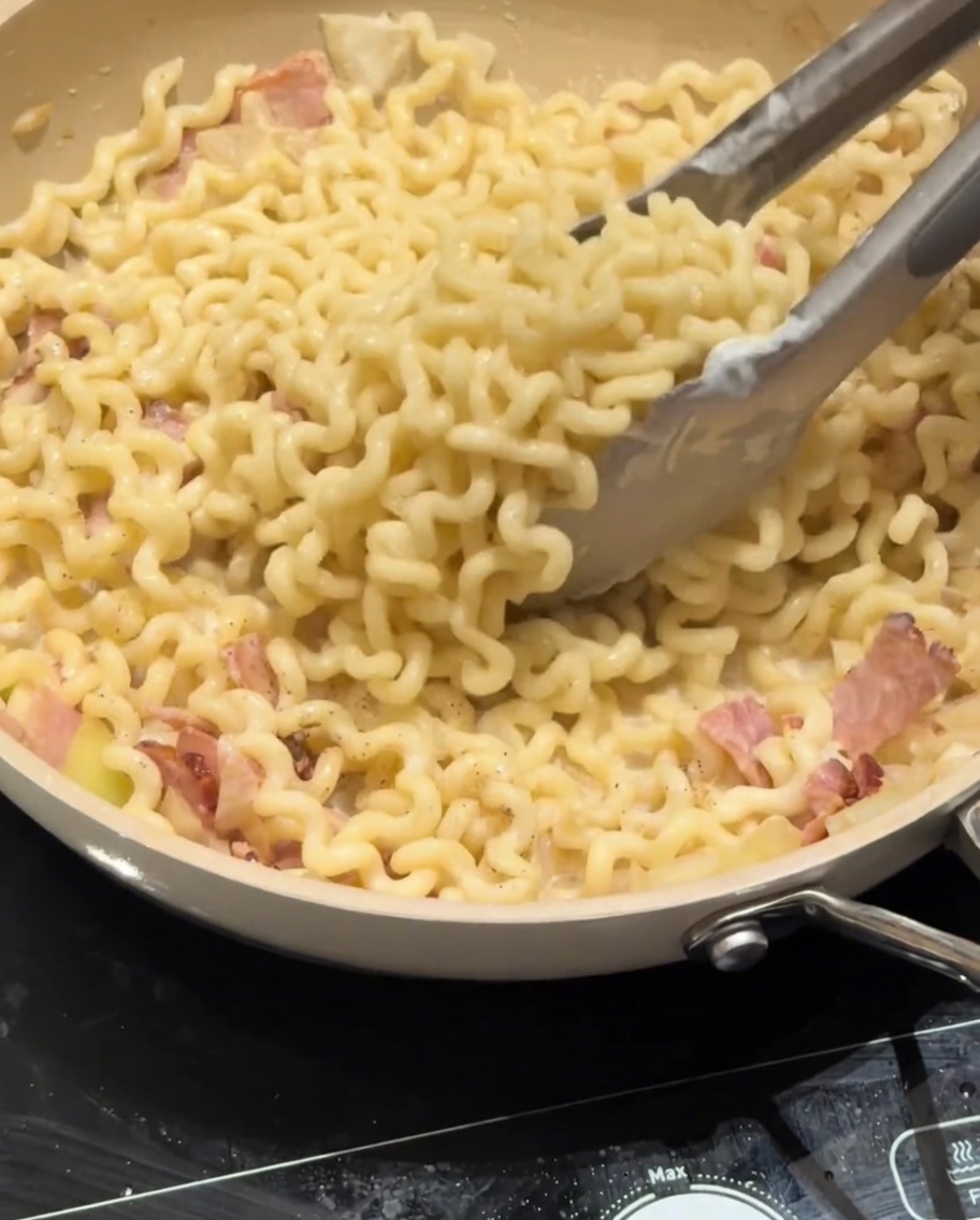 パスタに粉チーズを振りかける様子