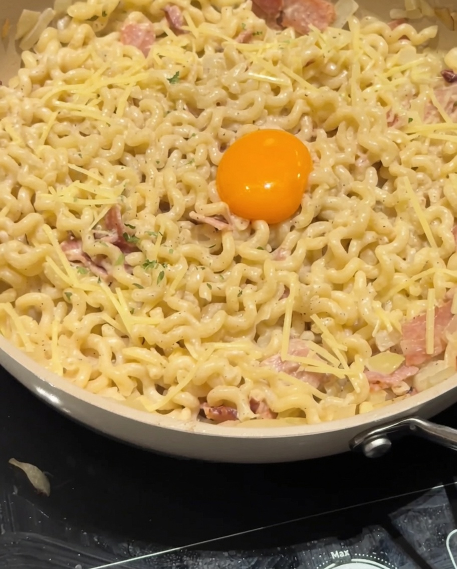 パセリを散らした完成したカルボナーラ