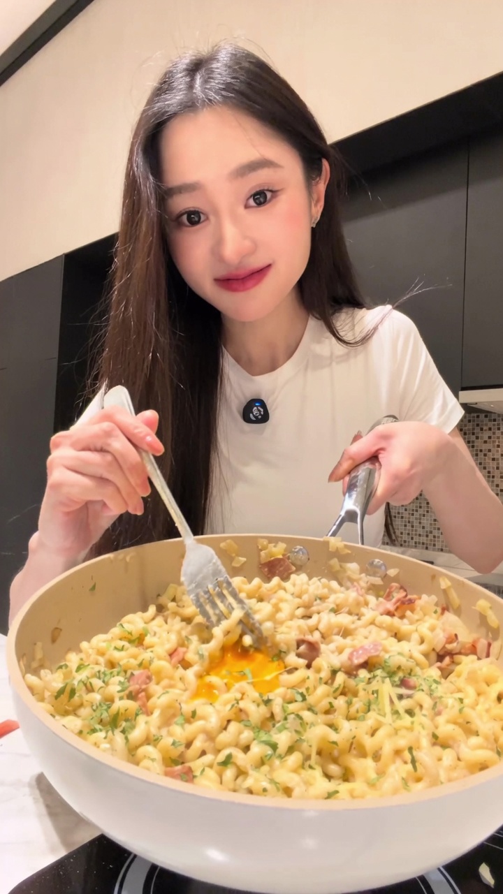 クリーミーで濃厚、ベーコンと縮れ麺のカルボナーラ