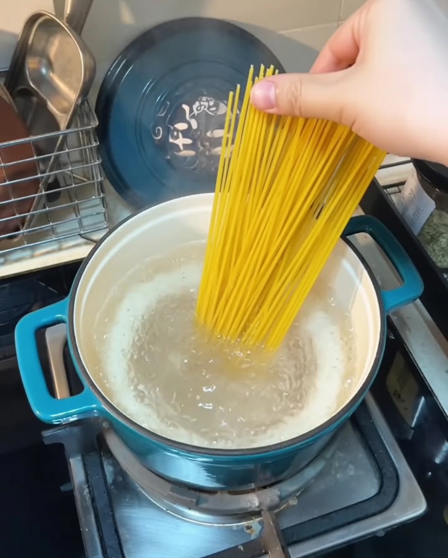 鍋で茹でられているスパゲッティ