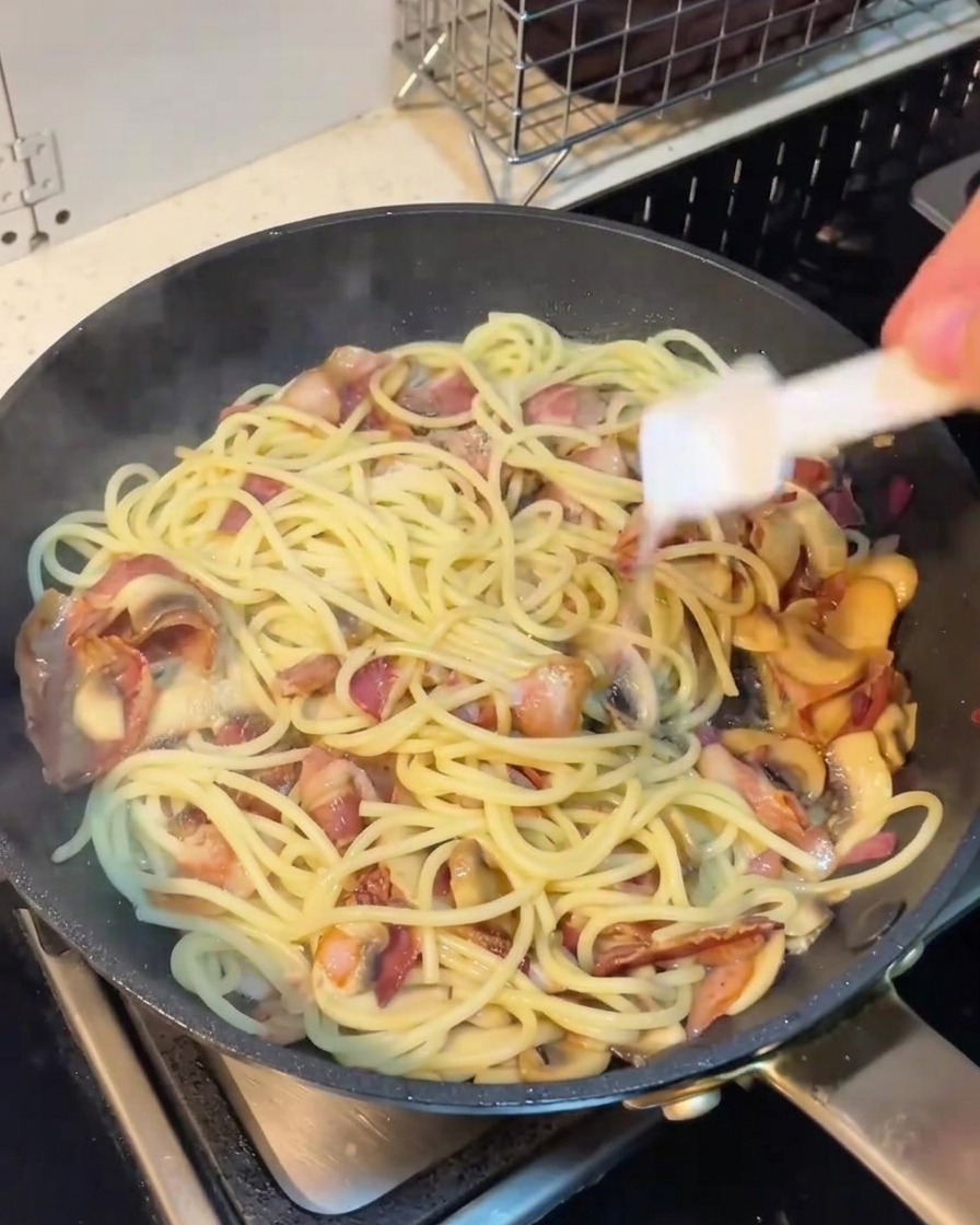 塩こしょうを振りかけている手元