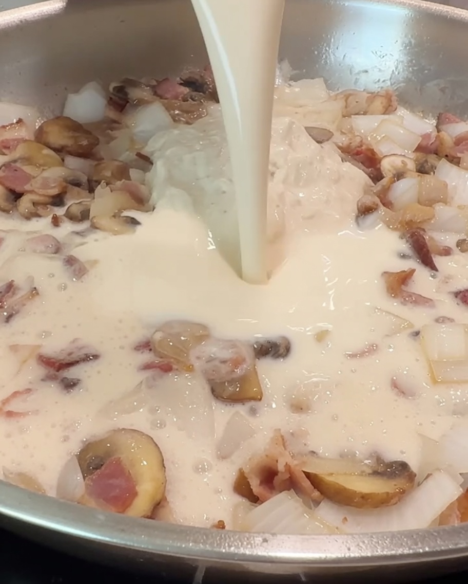 ソースに牛乳を加えて混ぜ合わせている様子。