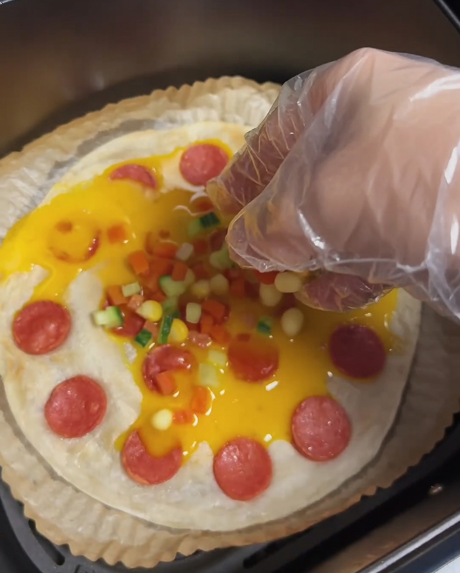 卵、ソーセージ、彩り豊かな野菜（にんじん、きゅうり、コーン）がのった葱油餅。