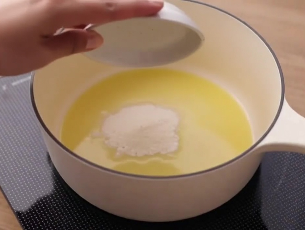 鍋の中で溶けたバターに小麦粉を混ぜ合わせている様子。