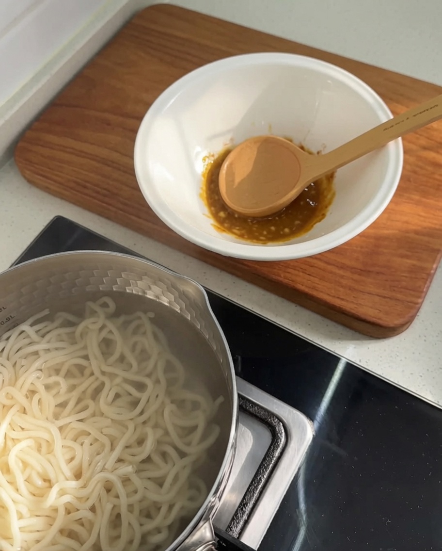どんぶりにお湯が注がれ、濃厚でクリーミーなスープが出来上がっていく様子。