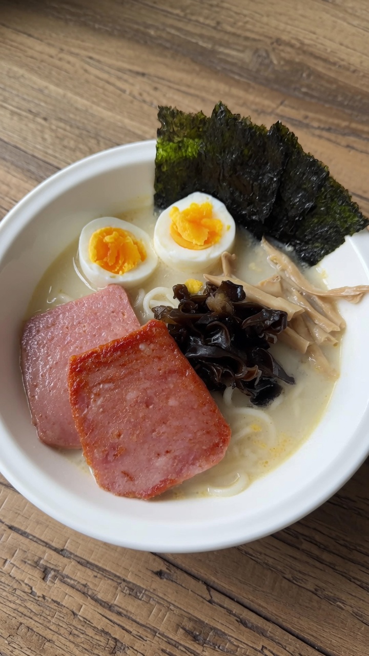マヨネーズと卵黄で作る！簡単「豚骨風」インスタントラーメン