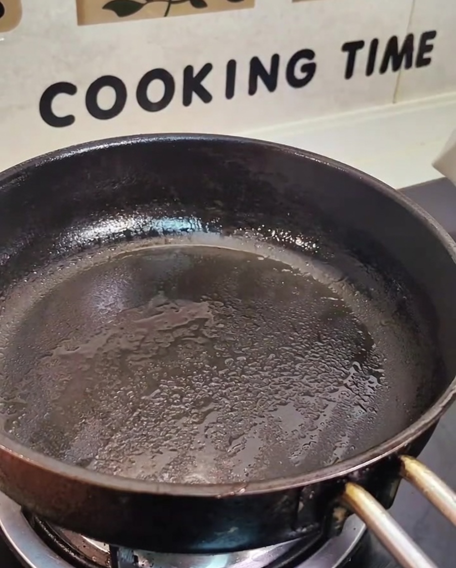 フライパンでチャーシューを焼いている様子。