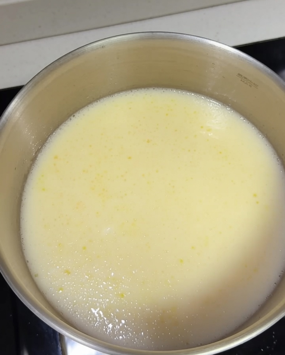 茹でた麺をスープの入った鍋に入れる様子