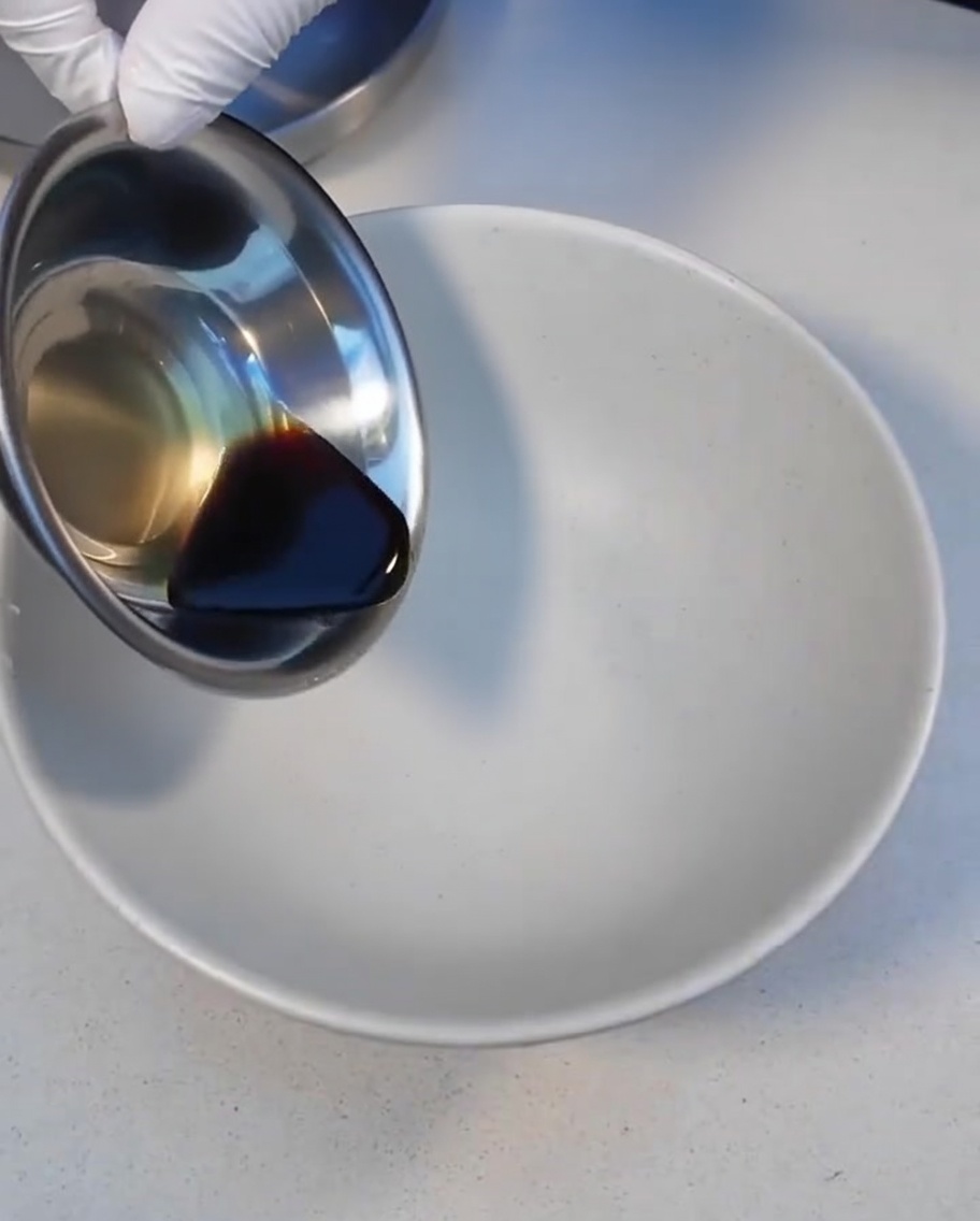 丼の底にチャーシューダレを注いでいる様子