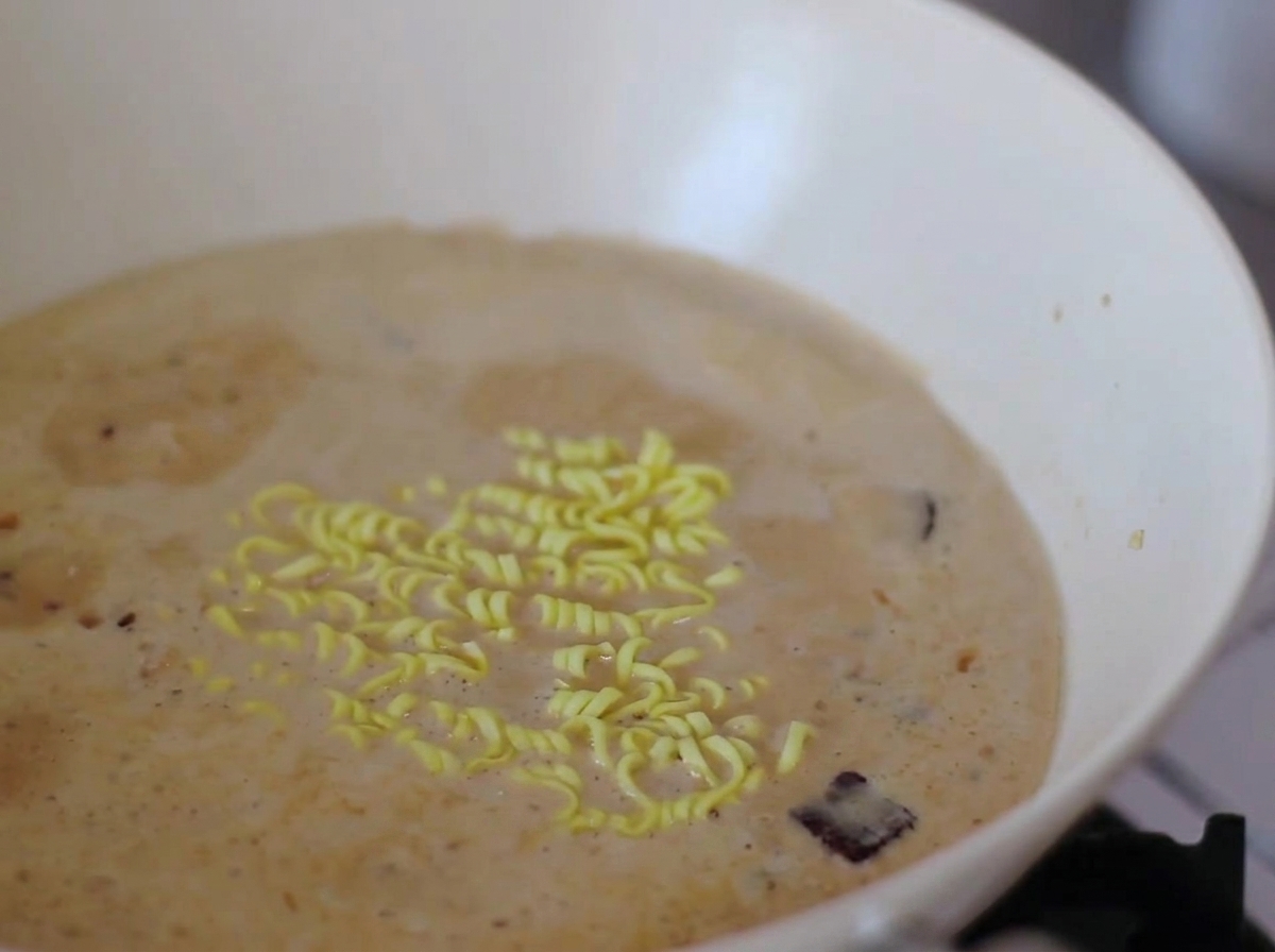 クリーミーなスープの中でインスタント麺となると巻きが煮えている様子。