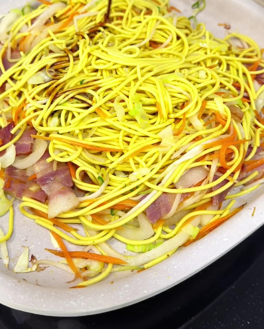 ソースが麺全体に絡まり、ツヤが出ている焼きそばの様子。