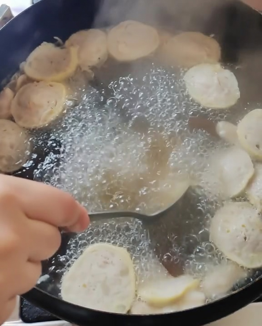調味料を加えた後のメインの鍋を混ぜている様子