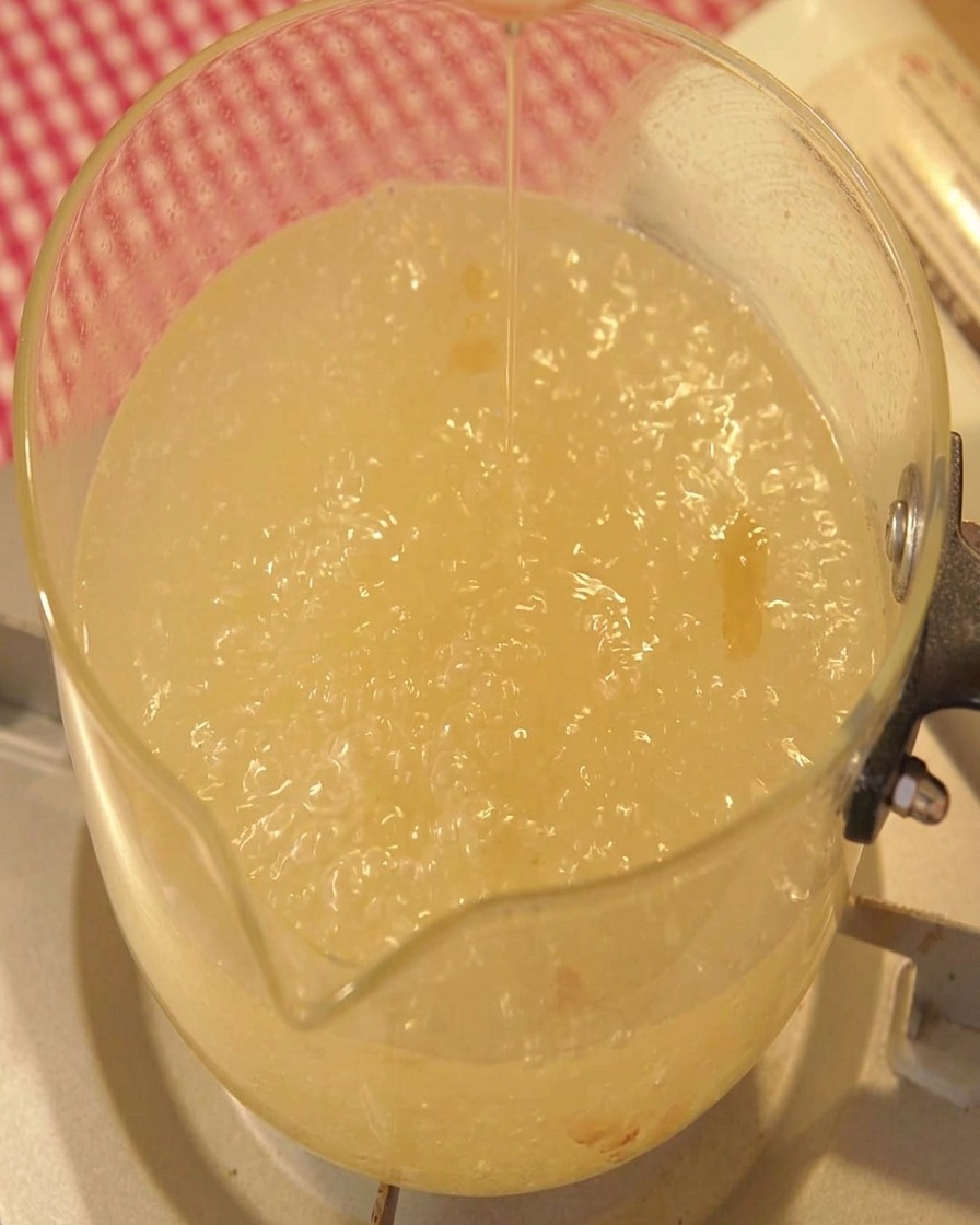 沸騰しているスープに、ごま油を垂らしている様子。
