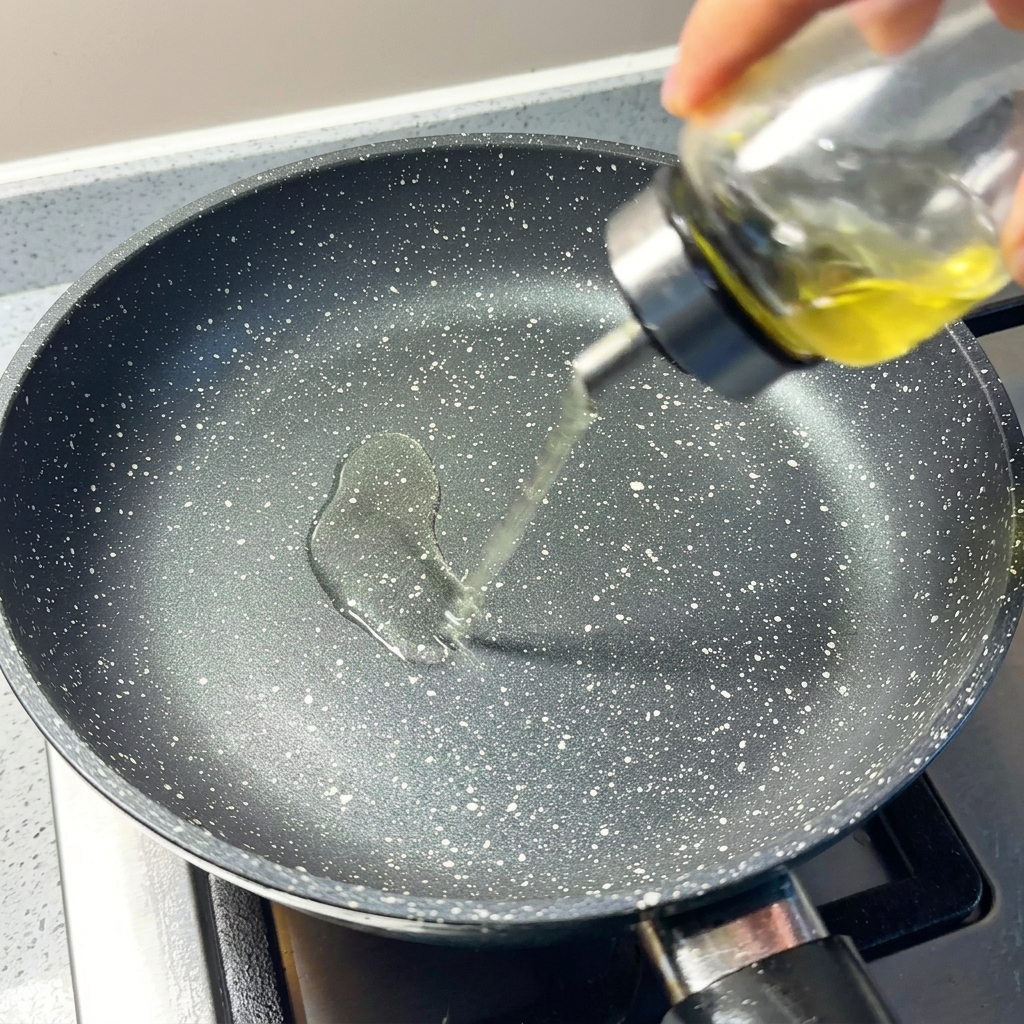 フライパンに油をひく様子