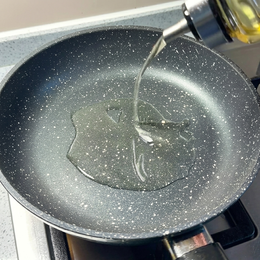 刻んだ長ねぎとにんにくを炒める様子