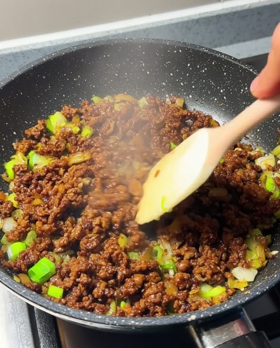 ひき肉を炒めて茶色くする様子