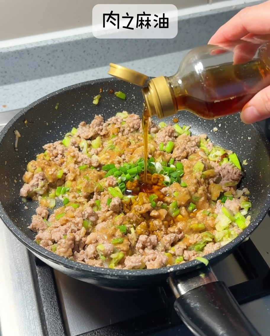 ごま油を回しかける様子