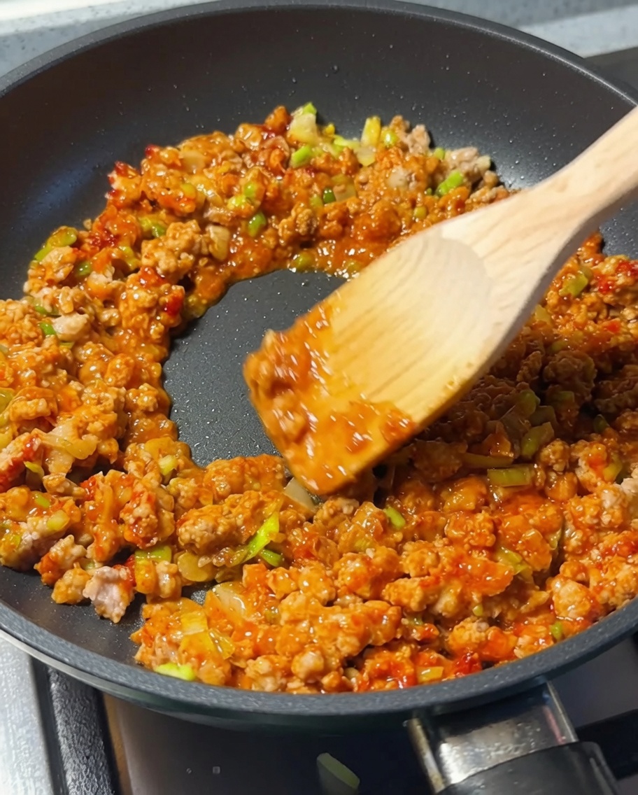 醤油を加えて混ぜる様子