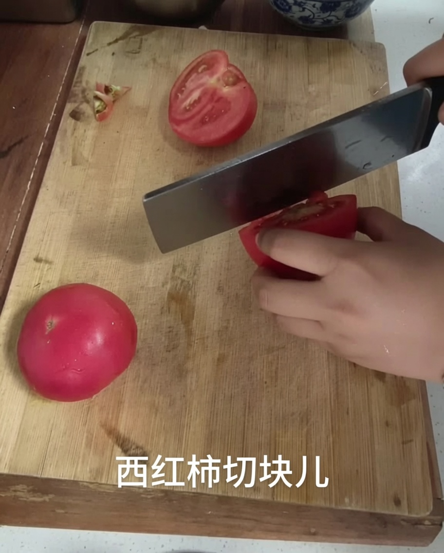 まな板の上でトマトが一口大に切られている様子。
