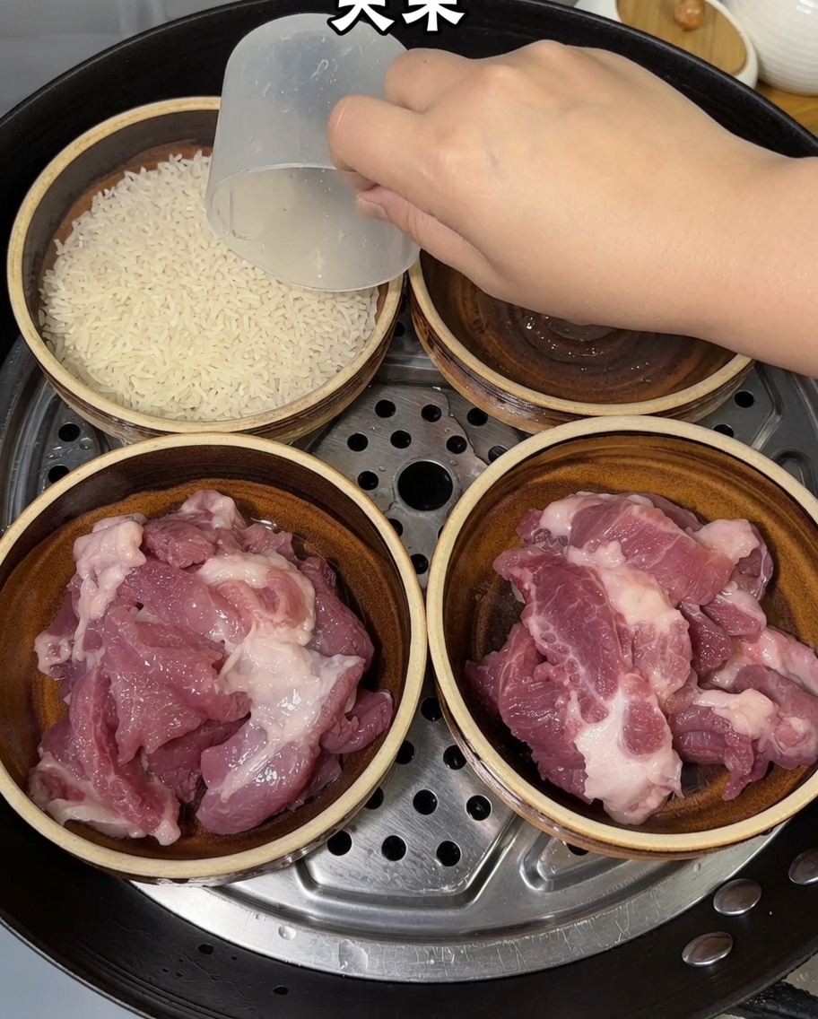 豚肉が入った器に、計量カップを使って生米を入れている様子。