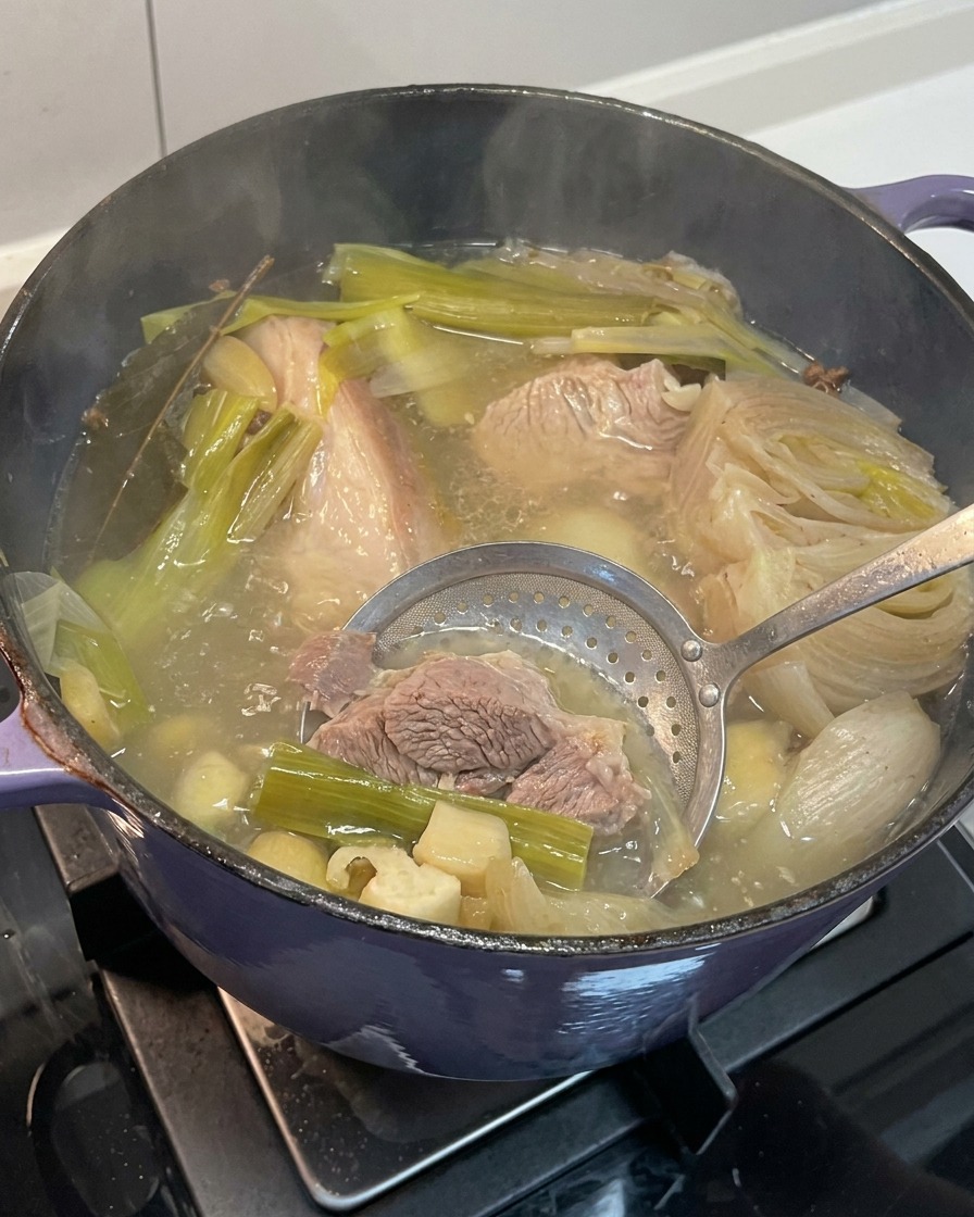 煮上がったスープから柔らかくなった野菜を取り出す様子