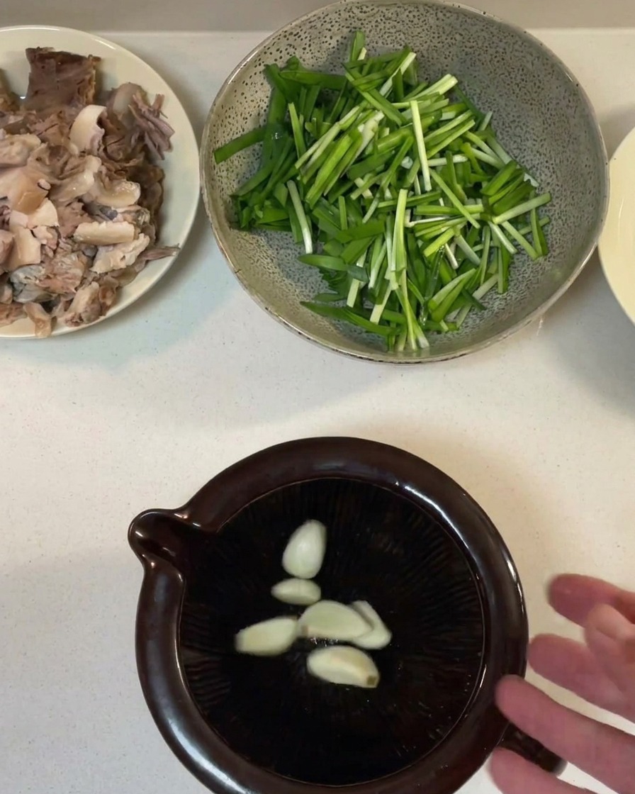 すり鉢でニンニクをペースト状にする様子