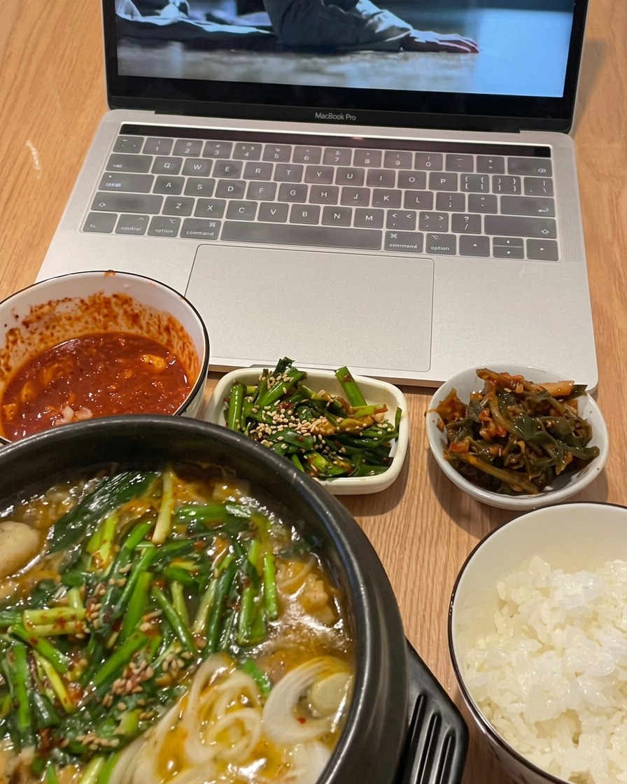 刻んだニラと調味料をボウルで和える様子