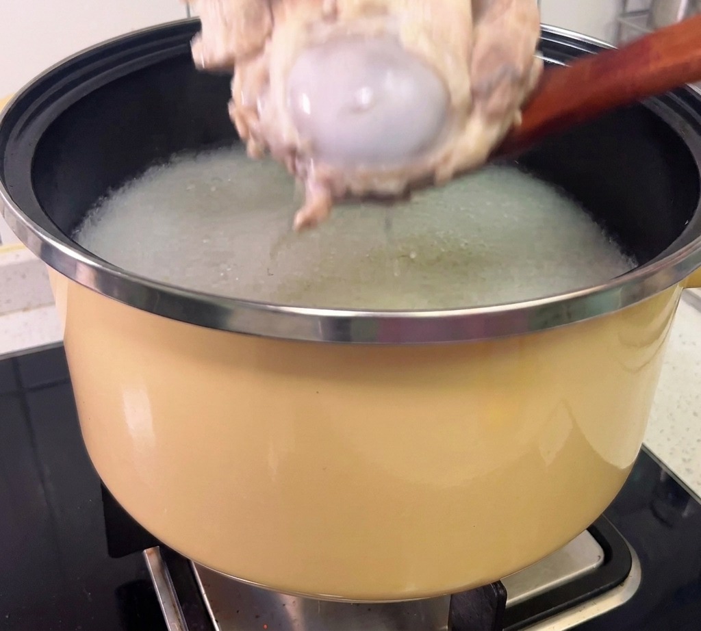 手袋をして骨から肉を丁寧に外している様子。
